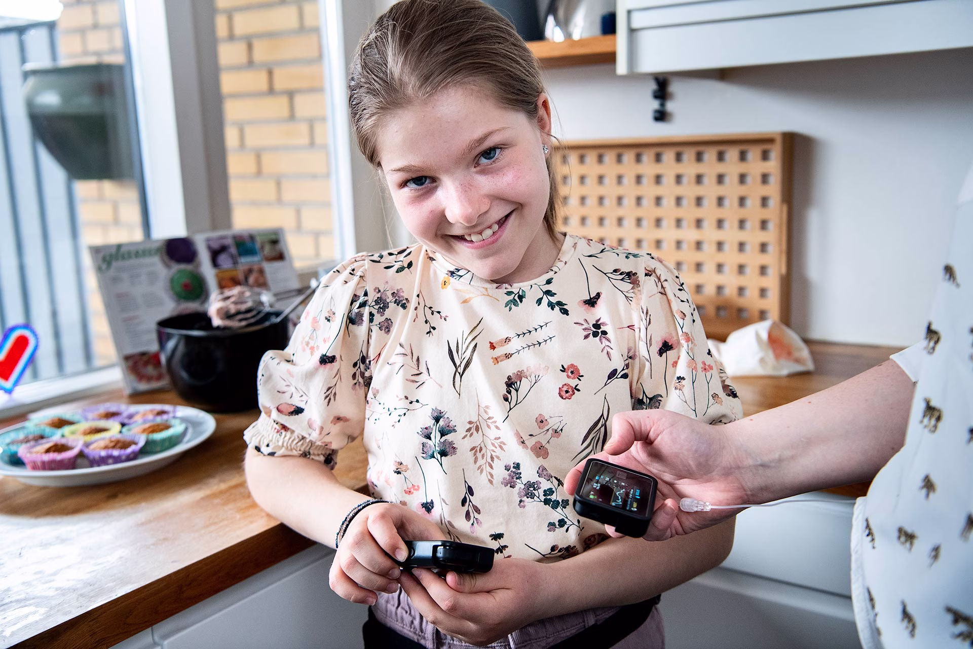 Thea Meldal viser sin pumpe