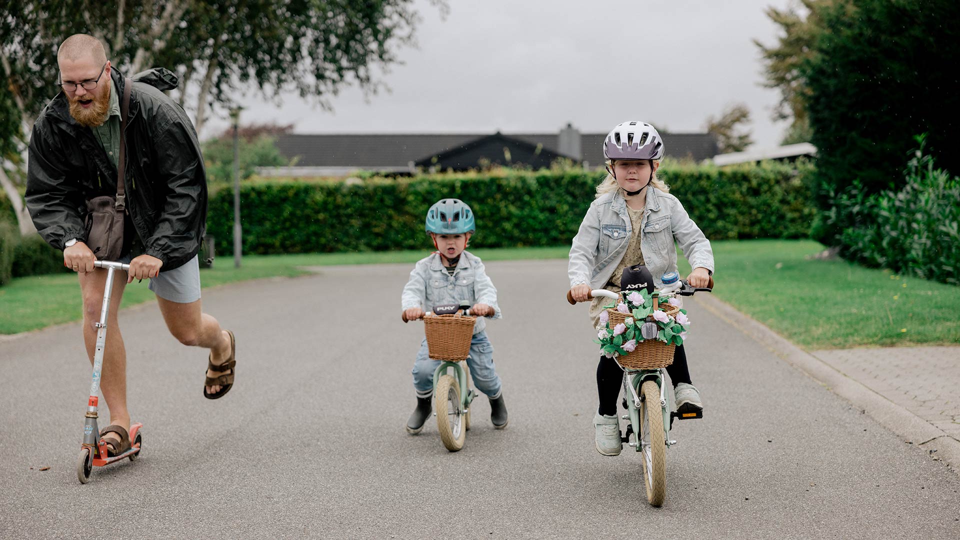Klara Cykler Med Far Og Lillebror