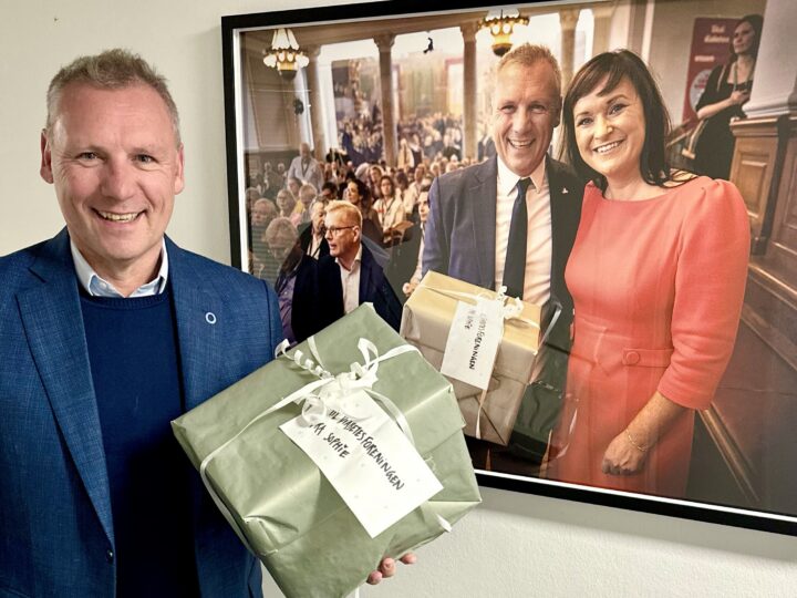 Claus Richter med kronikerpakke til Diabetesforeningen