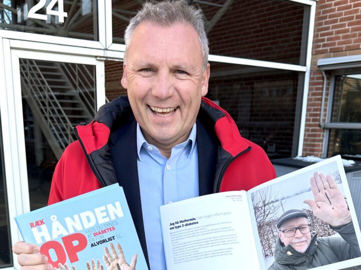 Claus Richter fra Diabetesforeningen med bog med personlige fortællinger om diabetes