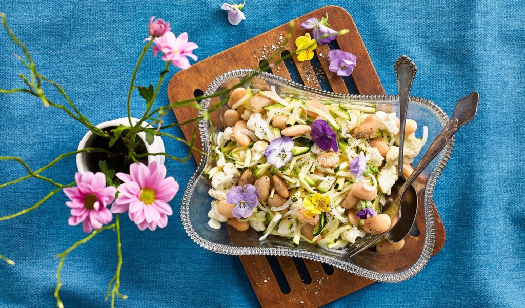 Blomkålssalat med butter beans (limabønner), squash og pyntet med blomster.