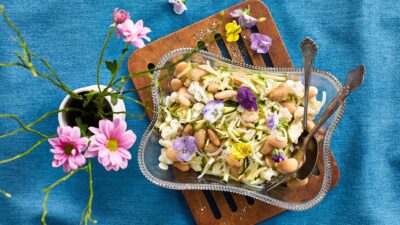 Blomkålssalat med butter beans (limabønner), squash og pyntet med blomster.
