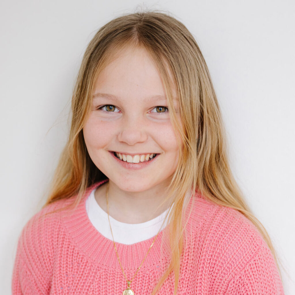Carla på forsiden af Efterårslotteriet 2026