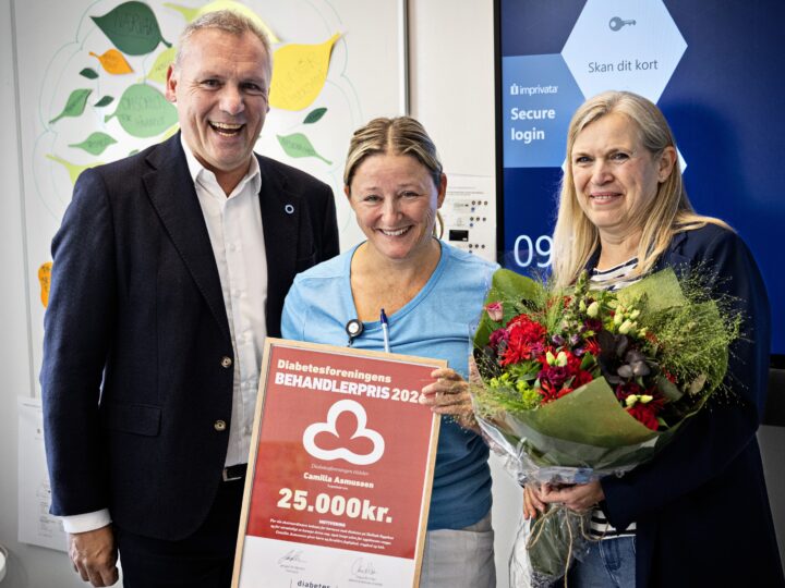 Diabetesforeningens adm. direktør, Claus Richter og forskningschef Tanja Thybo, overrækker Årets Behandlerpris 2026 til Camilla Asmussen, diabetessygeplejerske på Holbæk Sygehus