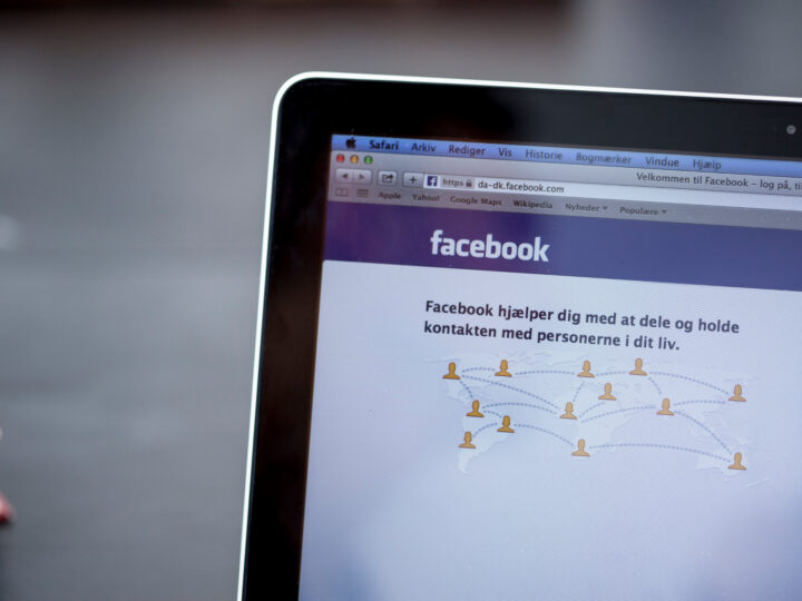 Hjørne af computerskærm der viser et åbent facebookvindue.