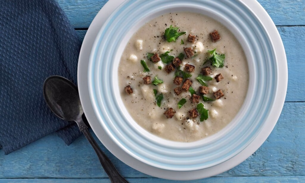 Blomkålssuppe med hvide bønner og rugcroutoner