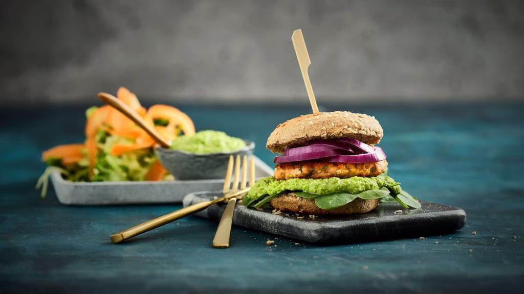 Lakseburger med ærtecreme