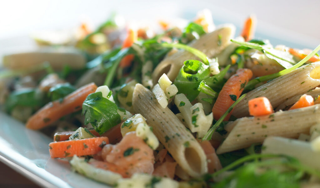 Pastasalat med laks og rødder