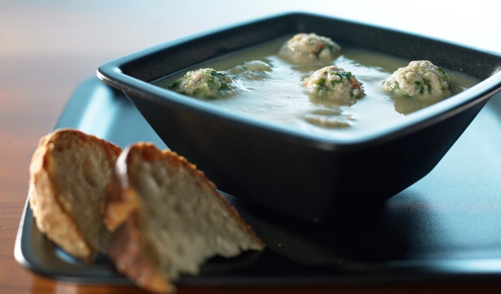 Rodfrugtsuppe med krydrede kødboller