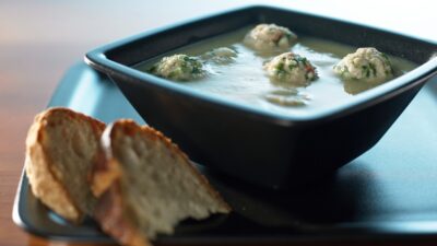 Rodfrugtsuppe med krydrede kødboller