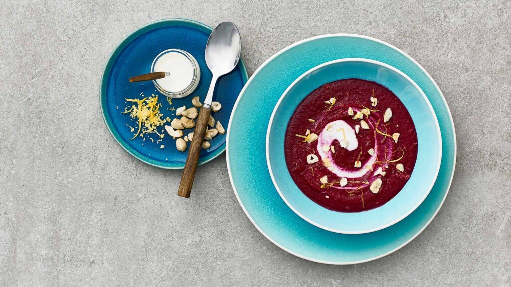 Rødbedesuppe med cashewtopping