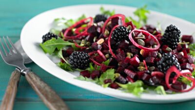Rødbedesalat med brombær