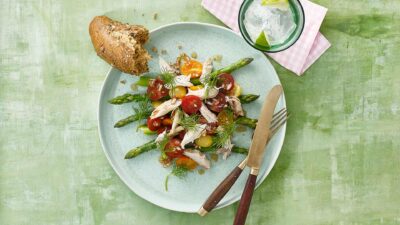 Røget makrel med asparges-tomatsalat