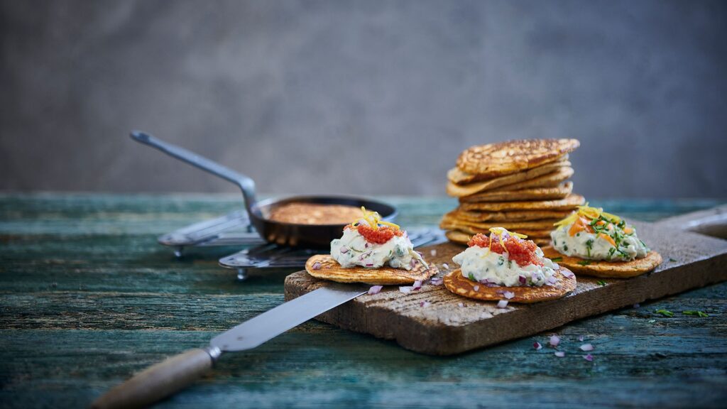 Rugblinis med rygeost og stenbiderrogn