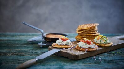 Rugblinis med rygeost og stenbiderrogn