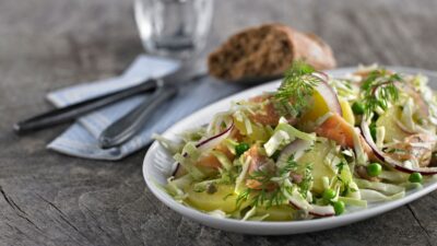 Sennepsmarineret kartoffelsalat med laks