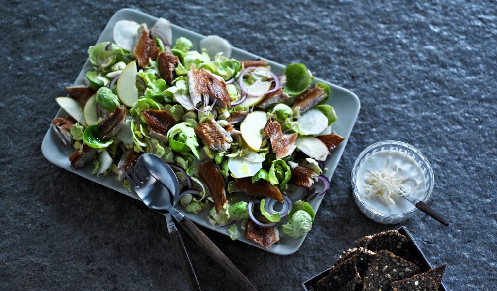 Sildesalat med rugbrødschips