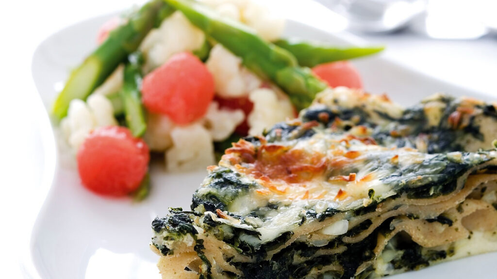 Spinatlasagne med salat af grønne asparges og vandmelon