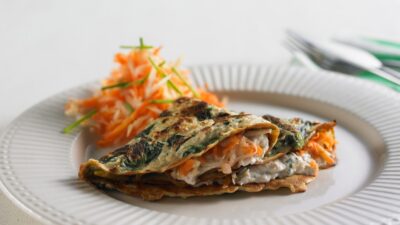 Spinatpandekage med ørredsalat