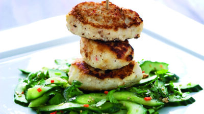 Thai fiskefrikadeller med asiatisk agurkesalat