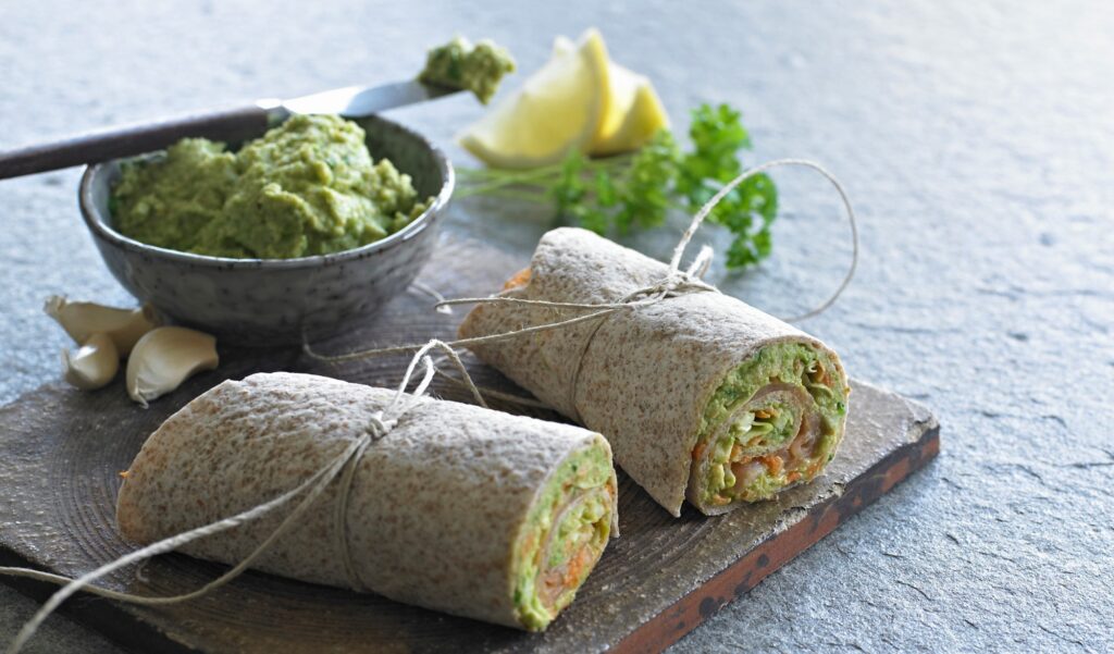 Wraps med laks og grøn hummus