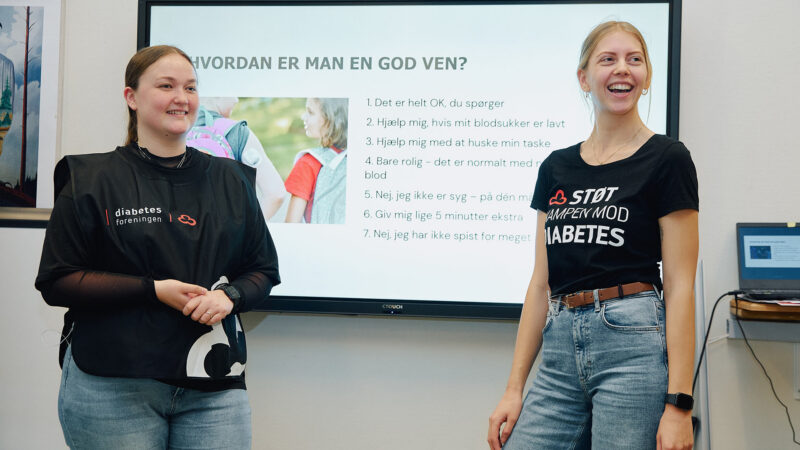 To unge kvinder underviser i Diabetesforeningens roadshow