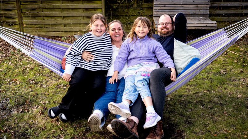 Familie på 4 sidder i hængekøje